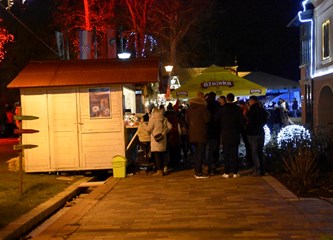 FOTO Čarolija Božića u srcu grada: Veliki i mali isprobali led, počeo Prosinac u Gorici
