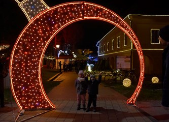 FOTO Čarolija Božića u srcu grada: Veliki i mali isprobali led, počeo Prosinac u Gorici