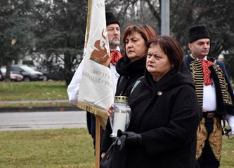 FOTO: Povodom Dana grada položeni vijenci i svijeće za poginule branitelje