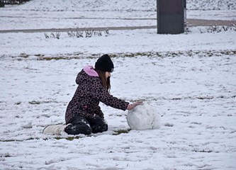 FOTOGALERIJA Praznici nisu mogli bolje početi: Mali Velikogoričani uživali u sanjkanju, izradi snjegovića, grudanju...