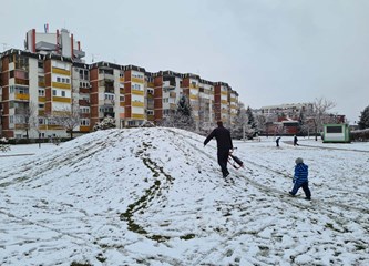 FOTOGALERIJA Praznici nisu mogli bolje početi: Mali Velikogoričani uživali u sanjkanju, izradi snjegovića, grudanju...