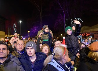 Velikogoričani dvostrukim dočekom veselo uplovili u novu 2022. godinu!