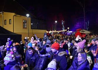 Velikogoričani dvostrukim dočekom veselo uplovili u novu 2022. godinu!