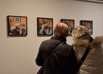 FOTO: Sara Pukanić u Galženici predstavila svoju izložbu: „Obiteljskom fotografijom želim doprijeti do dubljih sfera svoje osobnosti“