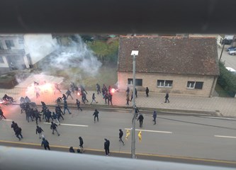 FOTO/VIDEO: Masovna tučnjava u centru grada, obračun navijača prije utakmice