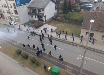 FOTO/VIDEO: Masovna tučnjava u centru grada, obračun navijača prije utakmice