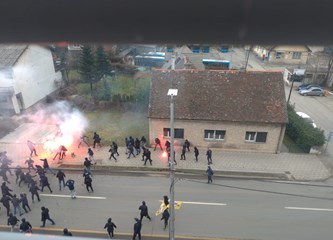 FOTO/VIDEO: Masovna tučnjava u centru grada, obračun navijača prije utakmice