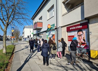 Gužve ispred Sberbanke i u Gorici, građani zabrinuti: „Internet bankarstvo ne radi, idemo dići novac”