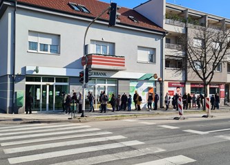 Gužve ispred Sberbanke i u Gorici, građani zabrinuti: „Internet bankarstvo ne radi, idemo dići novac”