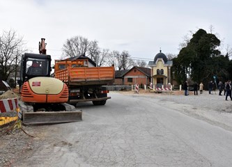 Radno u naseljima: Novo lice Školske u Lomnici, gradi se i rotor! Šiljakovina dobiva mrtvačnicu, asfalt i za 'žilu kucavicu' u bregima
