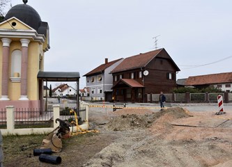 Radno u naseljima: Novo lice Školske u Lomnici, gradi se i rotor! Šiljakovina dobiva mrtvačnicu, asfalt i za 'žilu kucavicu' u bregima
