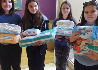 470 kila hrane i higijenskih proizvoda školarci iz Kumičića prikupili za Ukrajince