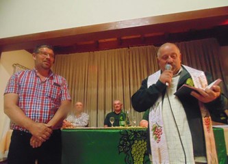 FOTO Turopoljski vinari na godišnjoj skupštini: Blagoslovljena nova zastava, podijeljena priznanja…