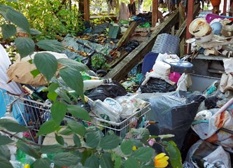 Domjanićeva ulica: Godinama gomilali otpad u dvorištu, gradske službe ga počistile