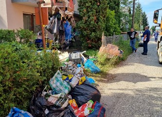 Domjanićeva ulica: Godinama gomilali otpad u dvorištu, gradske službe ga počistile