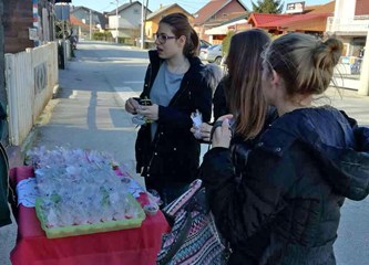 Udruga žena darivala Kučanke kolačima