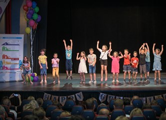 Polaznici škole Helen Doron English i njihovi roditelji napunili Veliku dvoranu Pučkog otvorenog učilišta