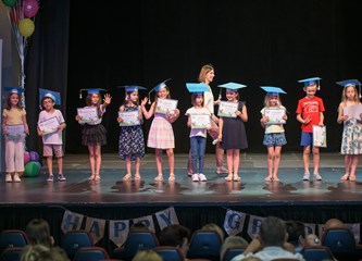 Polaznici škole Helen Doron English i njihovi roditelji napunili Veliku dvoranu Pučkog otvorenog učilišta