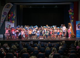 Polaznici škole Helen Doron English i njihovi roditelji napunili Veliku dvoranu Pučkog otvorenog učilišta