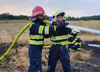 Vatrogasna vježba DVD-a Novo Čiče: Rame uz rame djevojke i mladići gasili požar na otvorenom