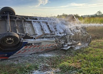 U prometnoj nesreći na auto cesti Zagreb-Sisak lakše je ozlijeđena jedna osoba
