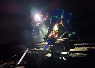 Požar na pomoćnom objektu kod rampe Turopolje-Buševec