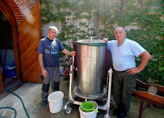 Kupio kuću, a s njom dobio i vinograd: „Kupio sam si posao. Bilo mi je žao posjeći 30 čokota koje sam tu dobio pa sam posadio još 30, a to nastavljam i dalje, svake godine par novih čokota“