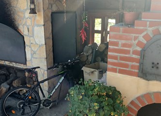 Kupio kuću, a s njom dobio i vinograd: „Kupio sam si posao. Bilo mi je žao posjeći 30 čokota koje sam tu dobio pa sam posadio još 30, a to nastavljam i dalje, svake godine par novih čokota“
