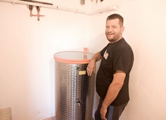 Kupio kuću, a s njom dobio i vinograd: „Kupio sam si posao. Bilo mi je žao posjeći 30 čokota koje sam tu dobio pa sam posadio još 30, a to nastavljam i dalje, svake godine par novih čokota“