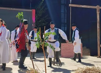 KUD "Nova Zora" iz Donje Lomnice predstavili su Turopolje i Zagrebačku županiju na 57. Vinkovačkim jesenima