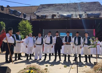 KUD "Nova Zora" iz Donje Lomnice predstavili su Turopolje i Zagrebačku županiju na 57. Vinkovačkim jesenima