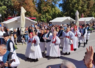 KUD "Nova Zora" iz Donje Lomnice predstavili su Turopolje i Zagrebačku županiju na 57. Vinkovačkim jesenima