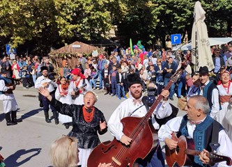 KUD "Nova Zora" iz Donje Lomnice predstavili su Turopolje i Zagrebačku županiju na 57. Vinkovačkim jesenima