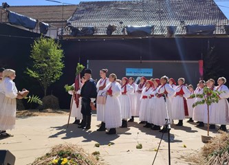 KUD "Nova Zora" iz Donje Lomnice predstavili su Turopolje i Zagrebačku županiju na 57. Vinkovačkim jesenima
