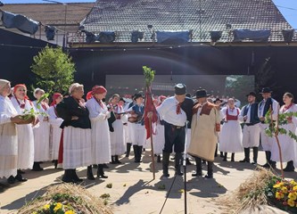 KUD "Nova Zora" iz Donje Lomnice predstavili su Turopolje i Zagrebačku županiju na 57. Vinkovačkim jesenima