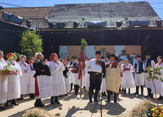 KUD "Nova Zora" iz Donje Lomnice predstavili su Turopolje i Zagrebačku županiju na 57. Vinkovačkim jesenima