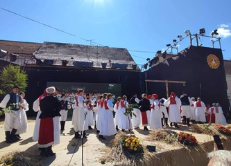 KUD "Nova Zora" iz Donje Lomnice predstavili su Turopolje i Zagrebačku županiju na 57. Vinkovačkim jesenima