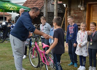 [FOTO] Imamo prvog slavodobitnika biciklističke alke: Jakov pokazao najveću vještinu upravljanja biciklom s kopljem u ruci