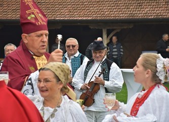 U Kurilovcu proslavili Martinje: „Turopolje to smo mi. Mi smo ova zemlja i ovaj kraj smo mi. Zato prijatelji dragi uživajte danas u ljepoti običaja“