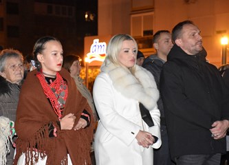 FOTO Upaljena ja prva adventska svijeća na Trgu Stjepana Radića