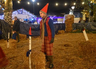 FOTO: Počela slamnata božićna bajka: Otvoreno Božićno selo!
