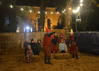 FOTO: Počela slamnata božićna bajka: Otvoreno Božićno selo!