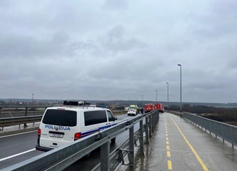 Teška prometna na nadvožnjaku kod Kolareve:  Promet zatvoren, vatrogasci, hitna i policija na mjestu događaja