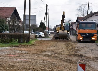 Gradonačelnik obišao gradilište u Teslinoj: Uz asfalt radi se nogostup, vodovod i oborinska odvodnja