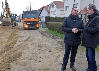 Gradonačelnik obišao gradilište u Teslinoj: Uz asfalt radi se nogostup, vodovod i oborinska odvodnja