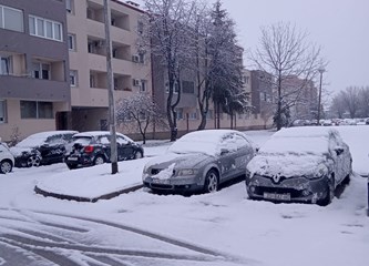 [FOTO] Zima uzvraća udarac: Snijeg izmamio građane van, ali i prouzrokovao probleme