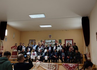 Na 13. Posavskoj kobasijadi ocijenjen čak 101 uzorak: Dalibor Vučin ima najbolju kobasu, ocijenio je žiri