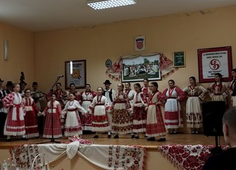 Na 13. Posavskoj kobasijadi ocijenjen čak 101 uzorak: Dalibor Vučin ima najbolju kobasu, ocijenio je žiri