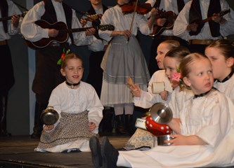 FOTO: Sve draži folklora u dječjim koracima na prvoj večeri 23. Smotre folklora Velike Gorice