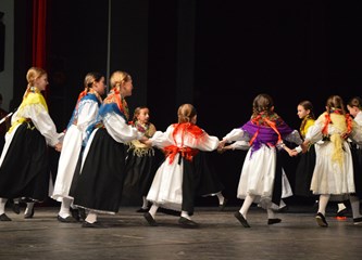 FOTO: Sve draži folklora u dječjim koracima na prvoj večeri 23. Smotre folklora Velike Gorice